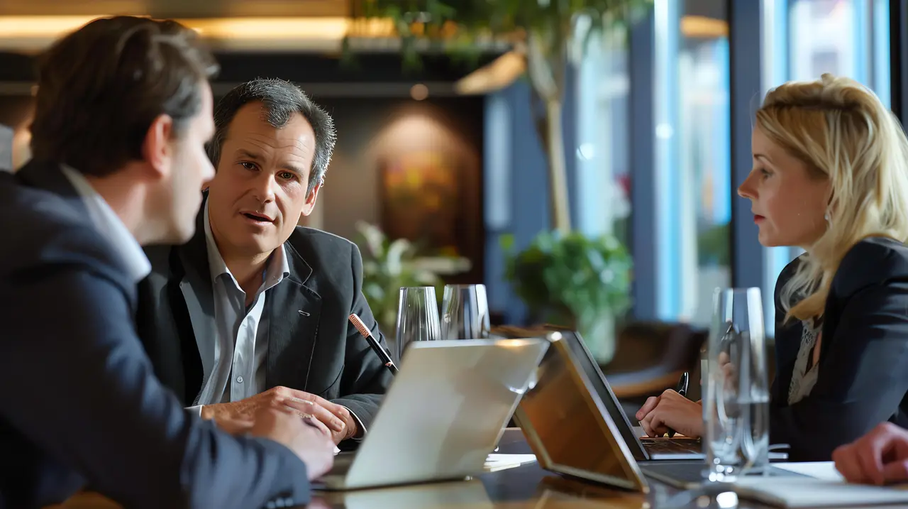 Profesionales en una reunión de consultoría corporativa
